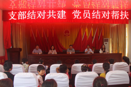 高鐵時(shí)代黨支部赴豐縣梁寨開(kāi)展“黨建結對共建、黨員結對幫扶”主題黨日活動(dòng)