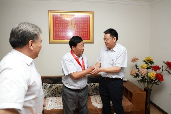 交控集團黨委走訪(fǎng)慰問(wèn)老黨員和困難黨員