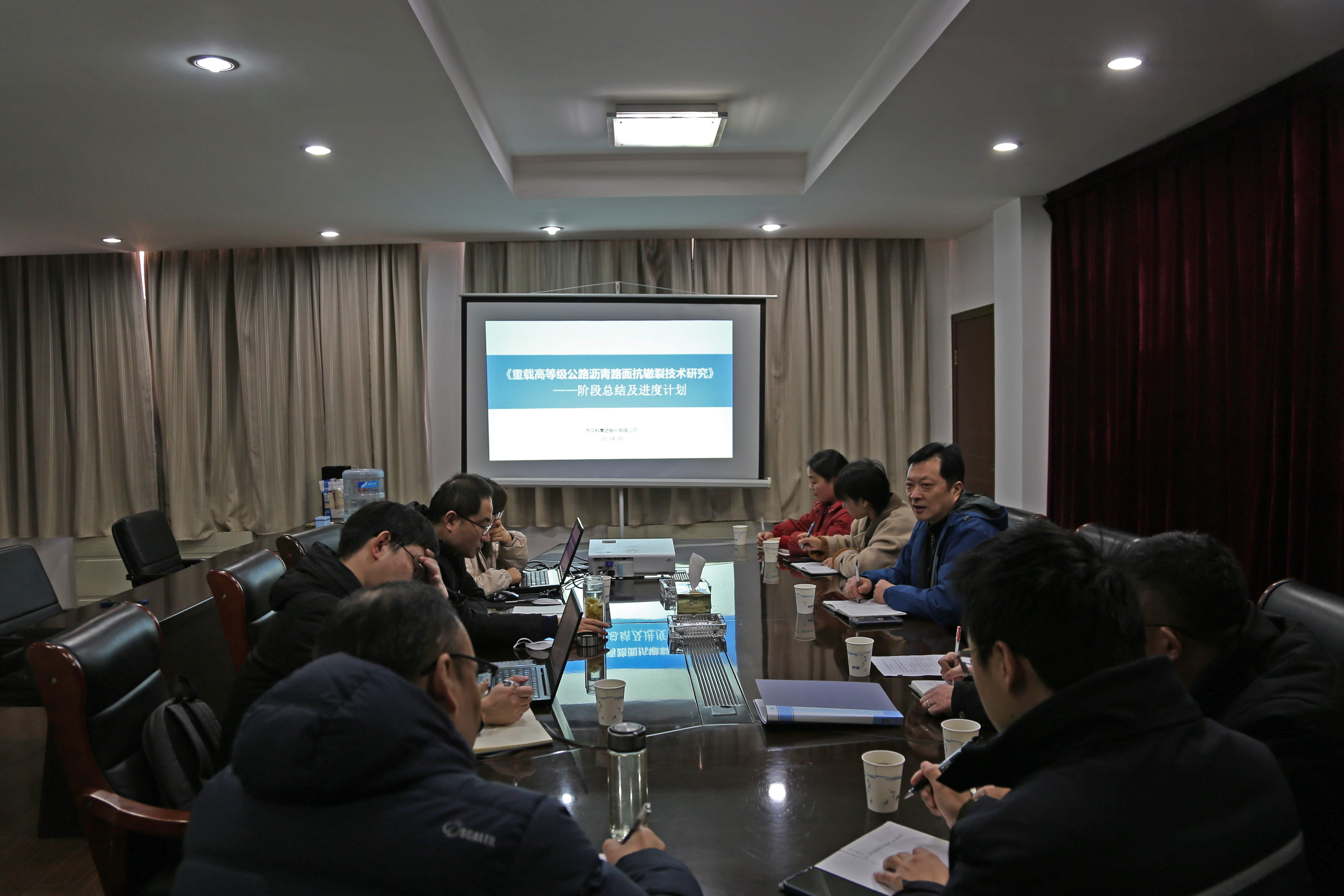 冠盛路橋公司召開(kāi)重載高等級公路瀝青路面抗轍裂技術(shù)工作交流研討
