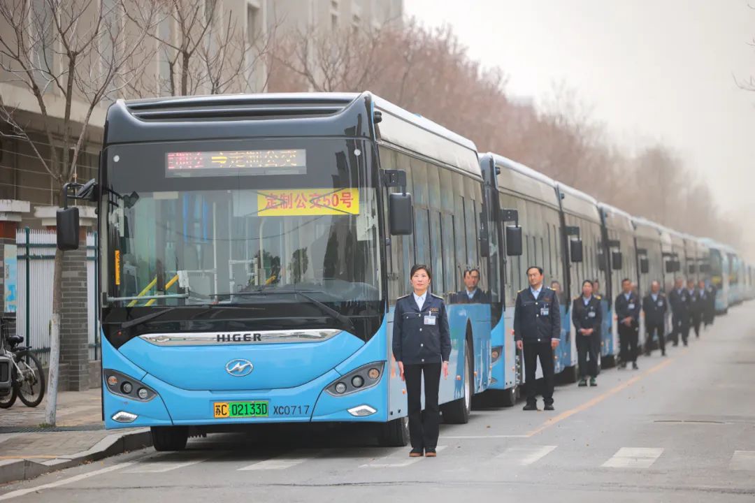 公交集團定制公交護航學(xué)生春游路