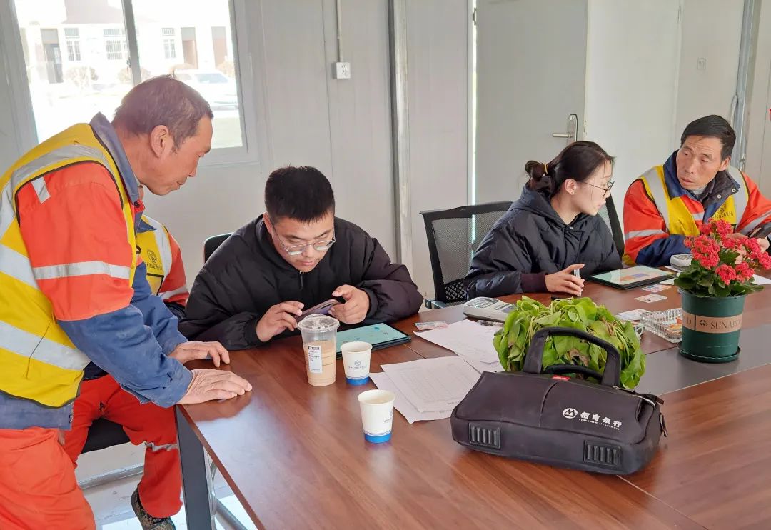公路工程總公司：“臨時(shí)銀行”進(jìn)工地 工友辦“卡”零距離