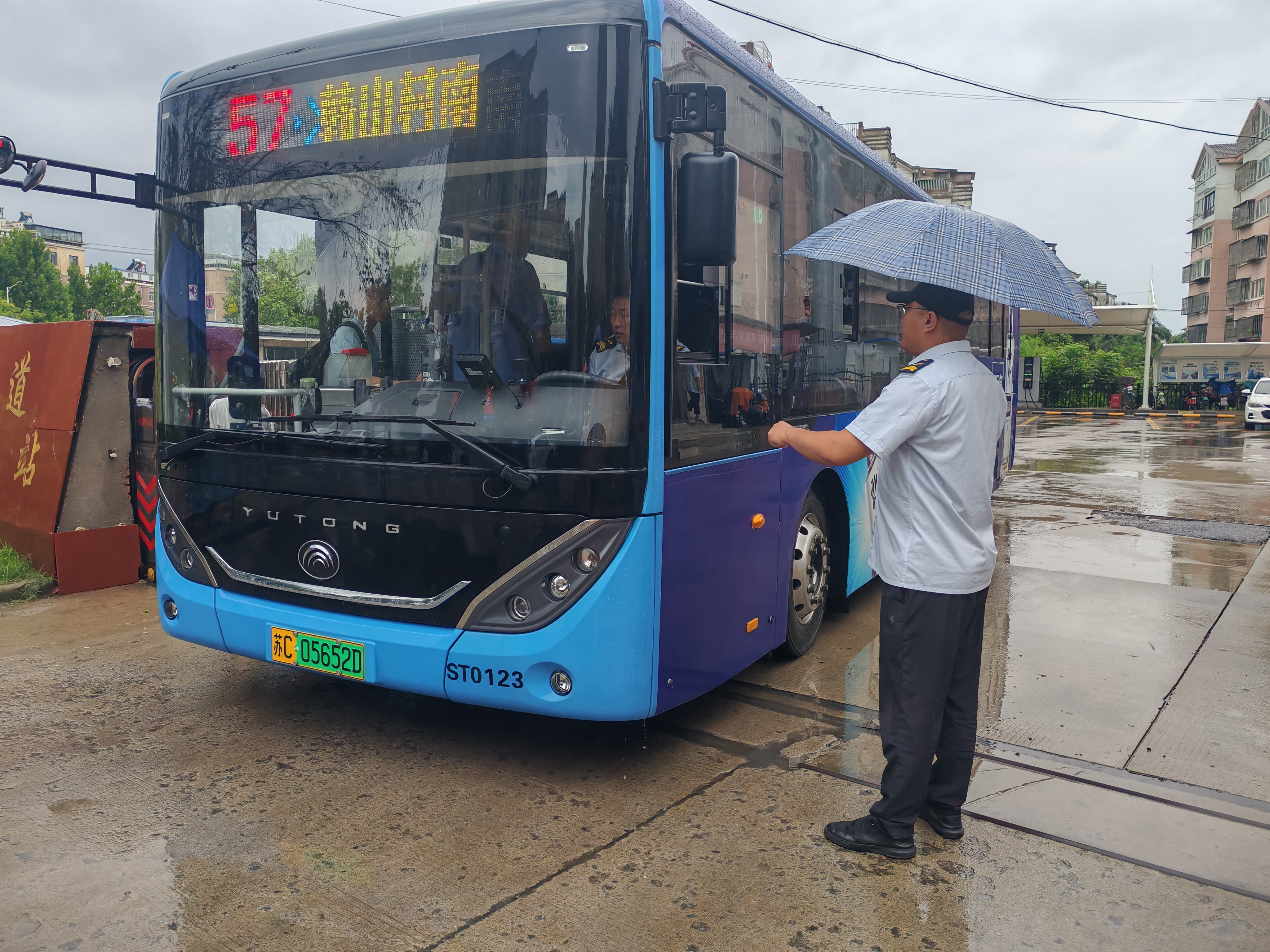 暴雨中，公交人用堅守保障市民出行